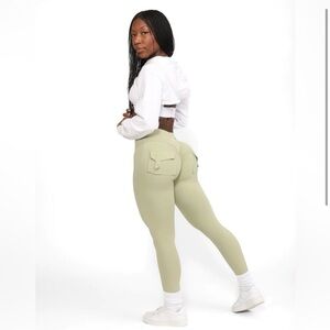 Allure the Brand Scrunch Butt Pocket Leggings
Pchee Bum soft Green